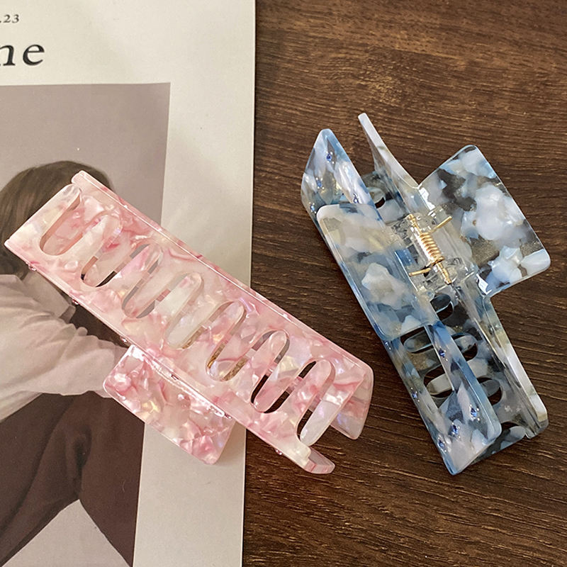 Maye Hair Claw in Sakura