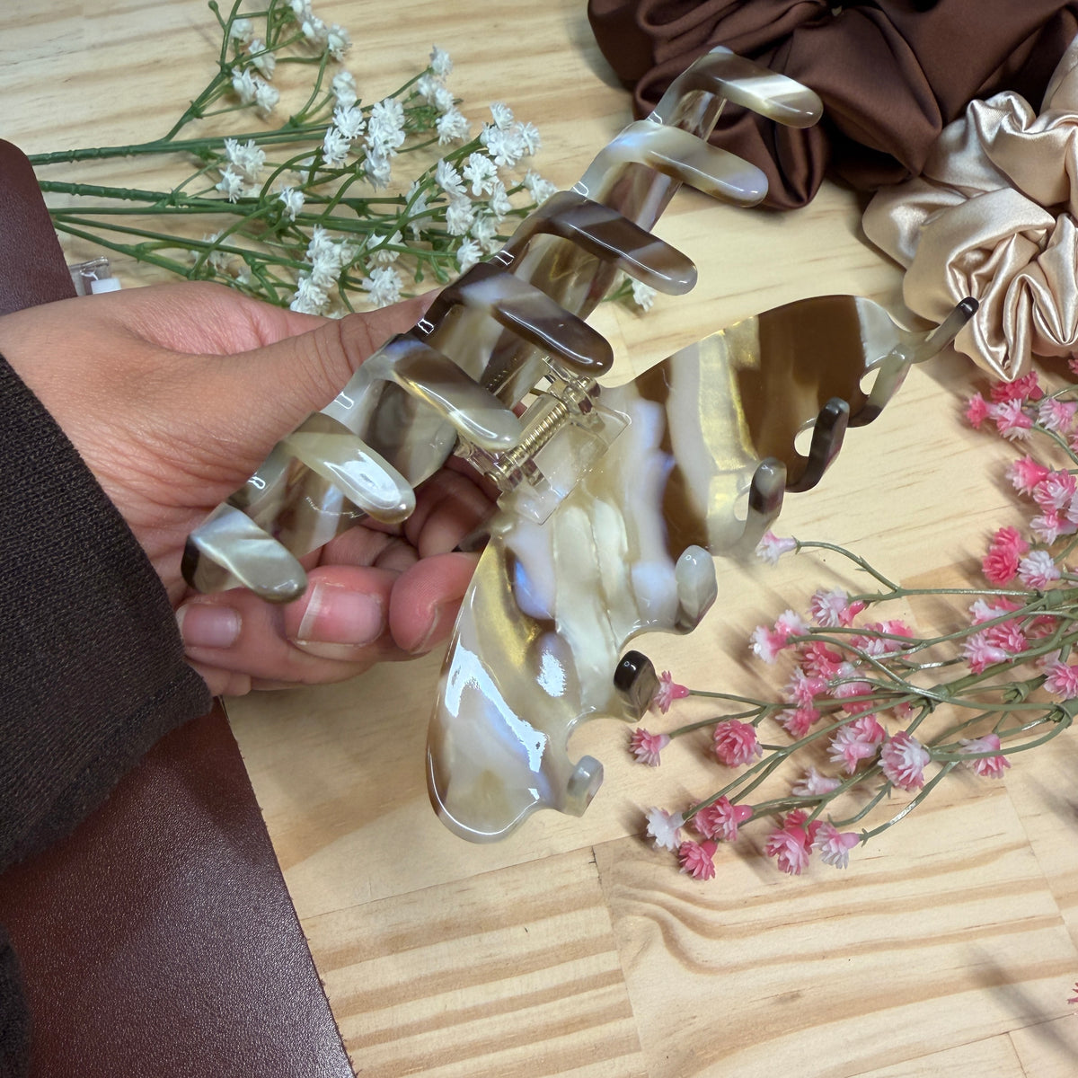 Celeste Hair Claw in Coffee