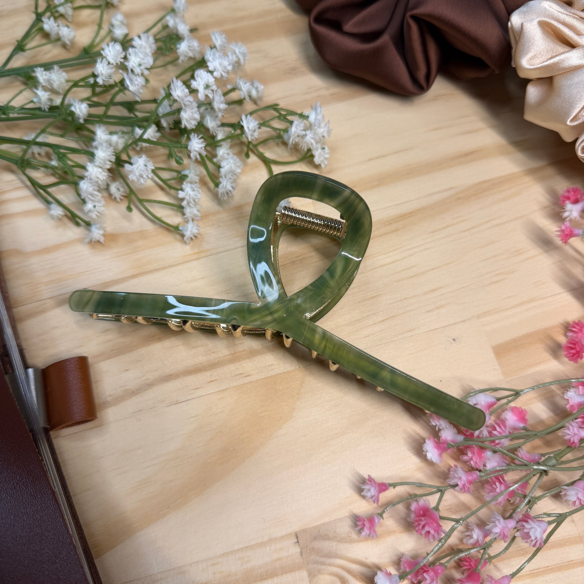 Lulu XL Hair Claw in Sage